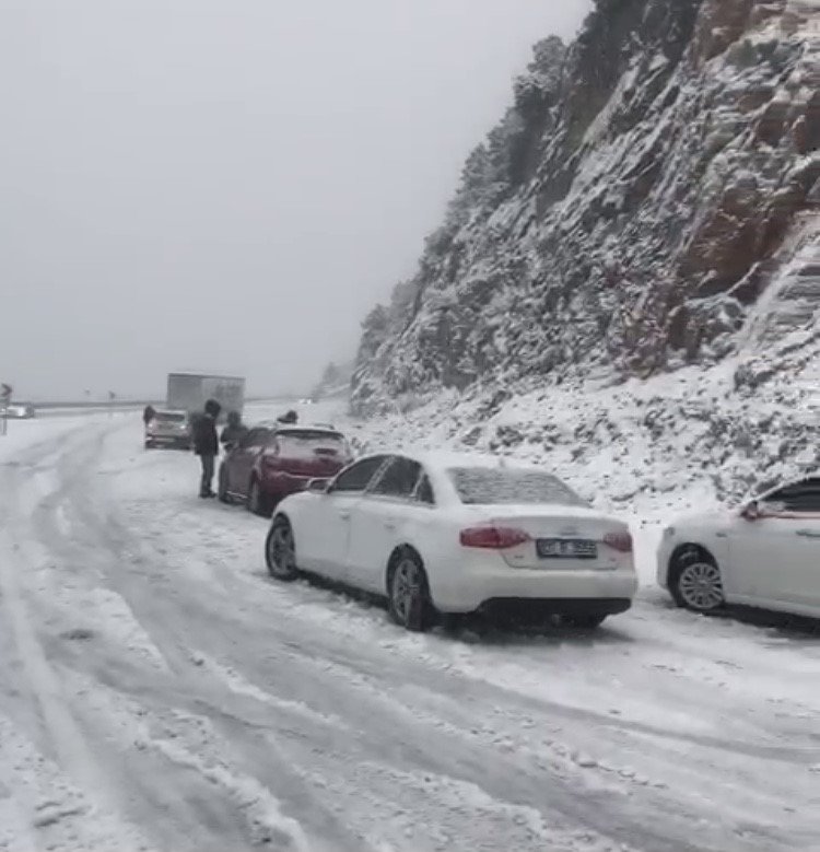 Yoğun Kar Yağışı İle Kapanan Antalya-konya Karayolu Tırlar Hariç Araç Trafiğine Açıldı