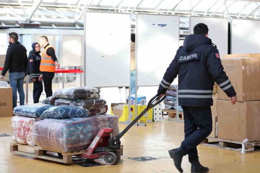 Antalyalılar Depremzedeler İçin Seferber Oldu