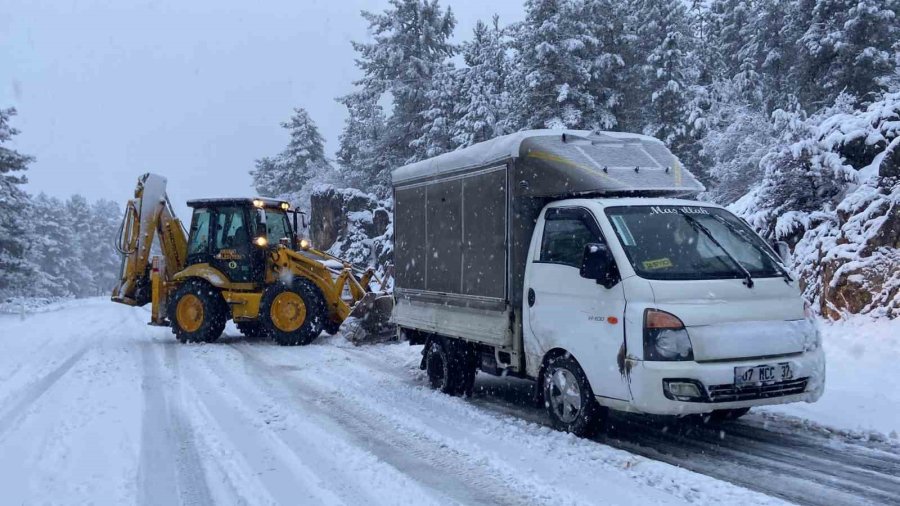 Antalya’nın Akseki İlçesinde 25 Mahalle Yolu Kar Sebebiyle Kapalı