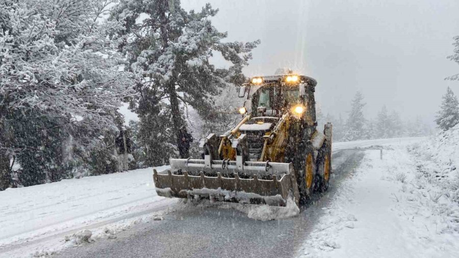 Antalya’nın Akseki İlçesinde 25 Mahalle Yolu Kar Sebebiyle Kapalı