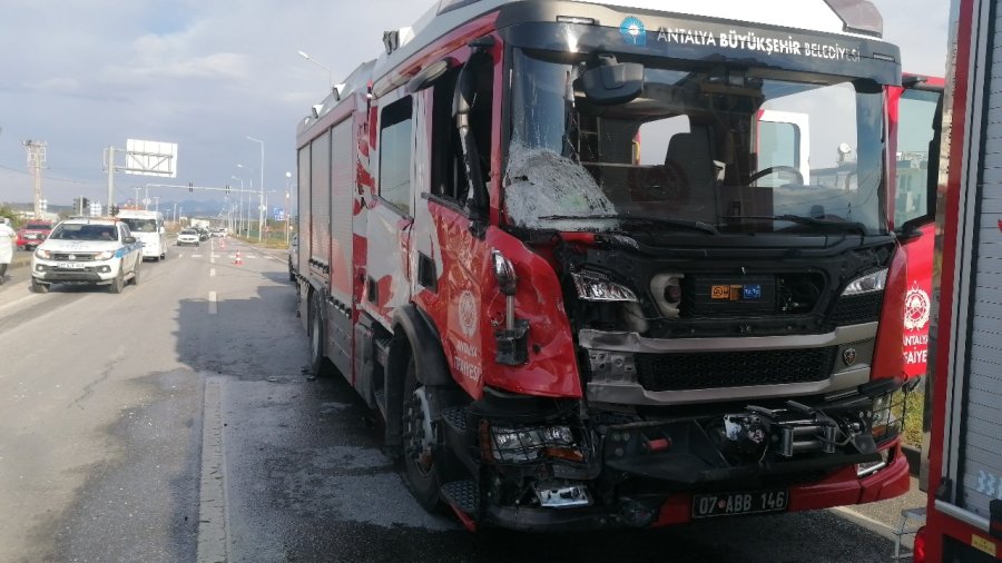 Manavgat’ta İtfaiye Aracı Minibüsle Çarpıştı: 1 Ölü, 3 Yaralı