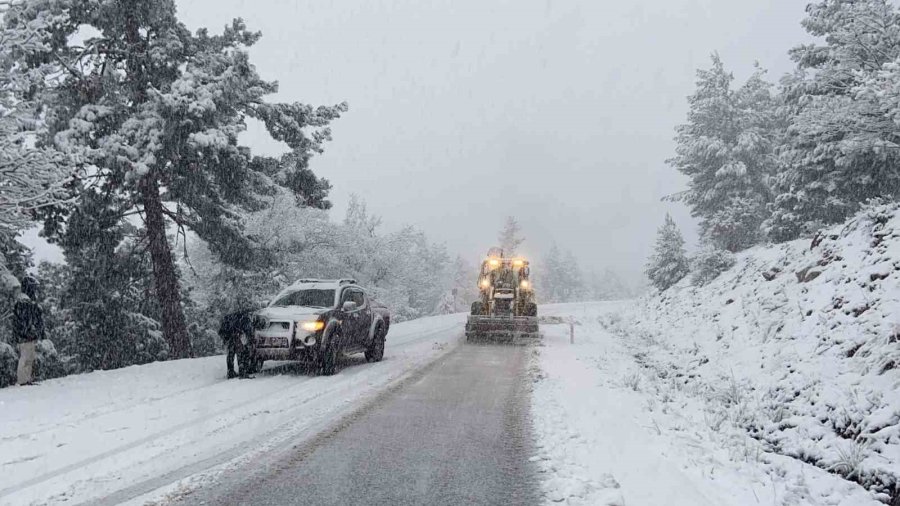 Antalya’nın Akseki İlçesinde 25 Mahalle Yolu Kar Sebebiyle Kapalı