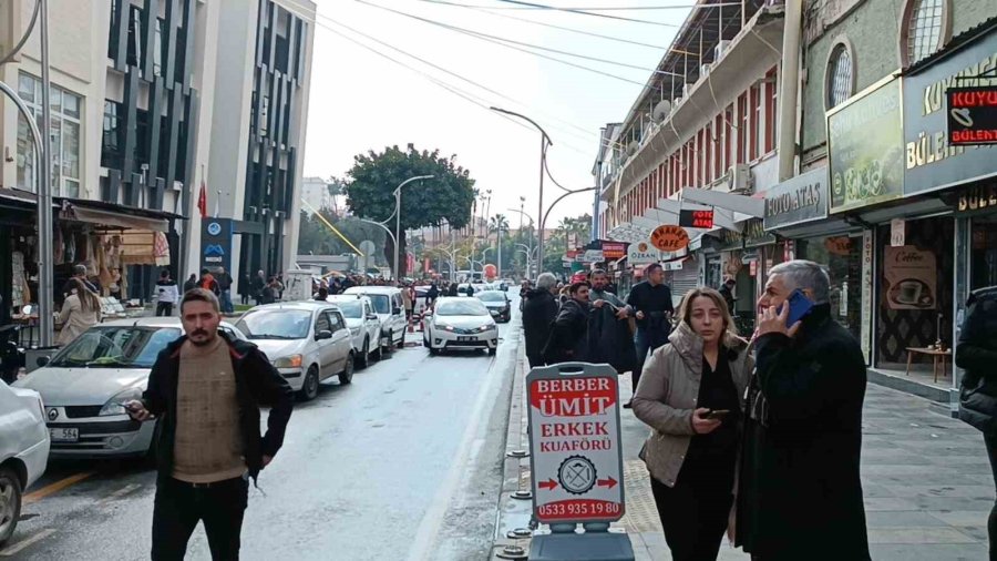 Artçı Deprem Mersinlileri Sokağa Döktü
