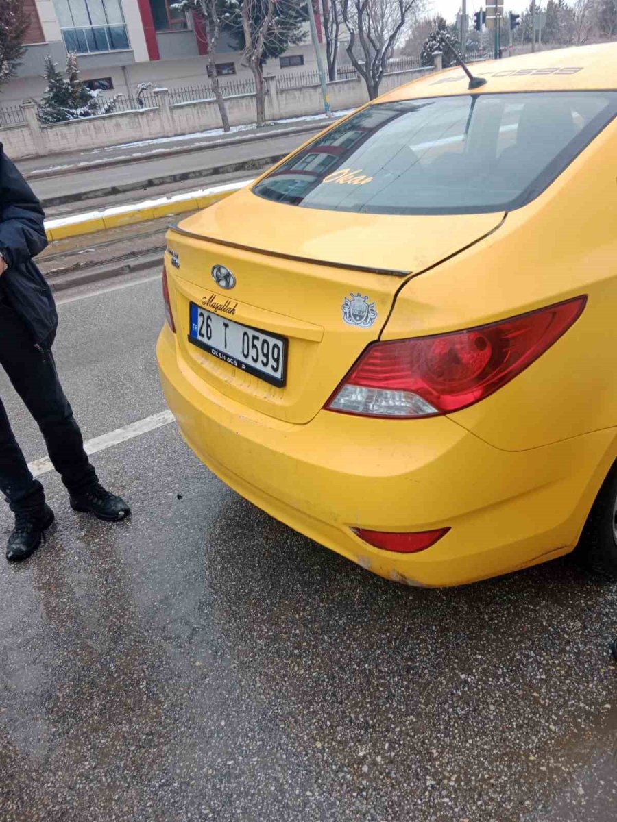 Duramayan Tofaş Marka Araç, Işıklarda Bekleyen Otomobile Çarptı