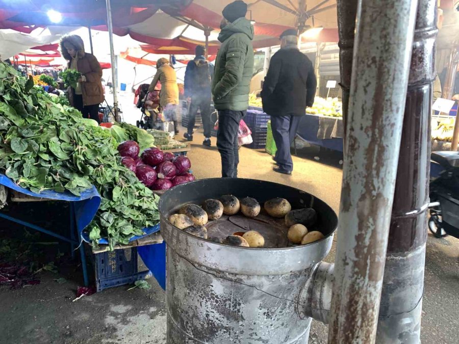 Pazar Esnafının Soğuk Havayla Mücadelesi Sürüyor