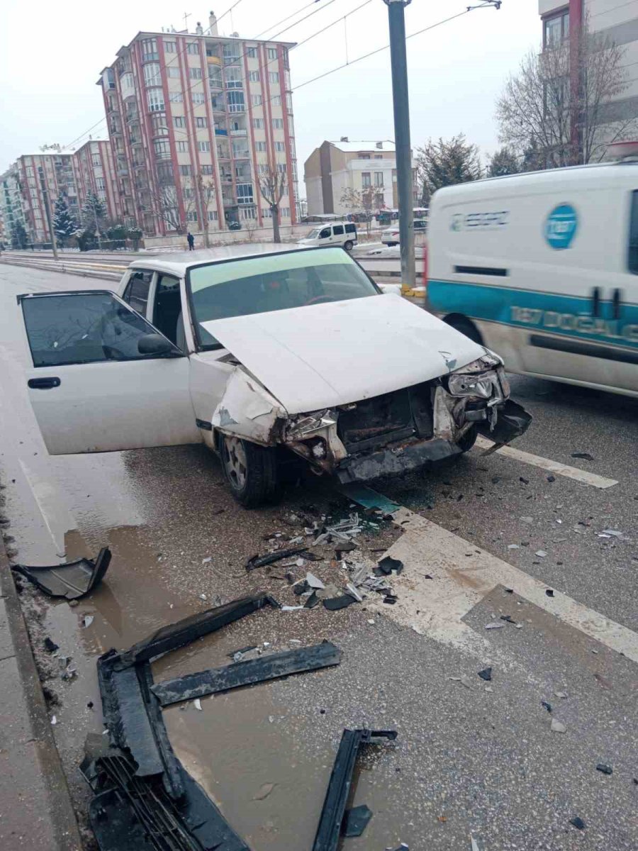 Duramayan Tofaş Marka Araç, Işıklarda Bekleyen Otomobile Çarptı