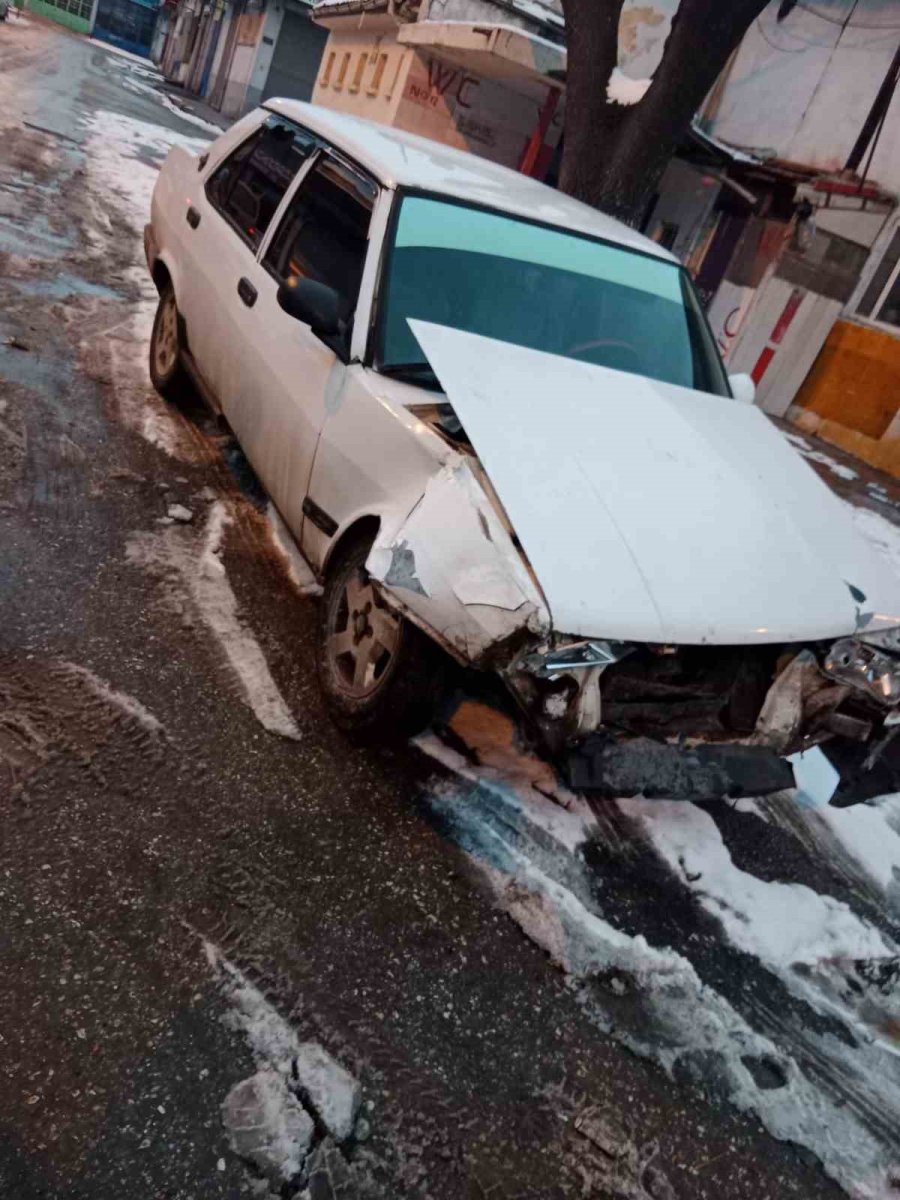 Duramayan Tofaş Marka Araç, Işıklarda Bekleyen Otomobile Çarptı