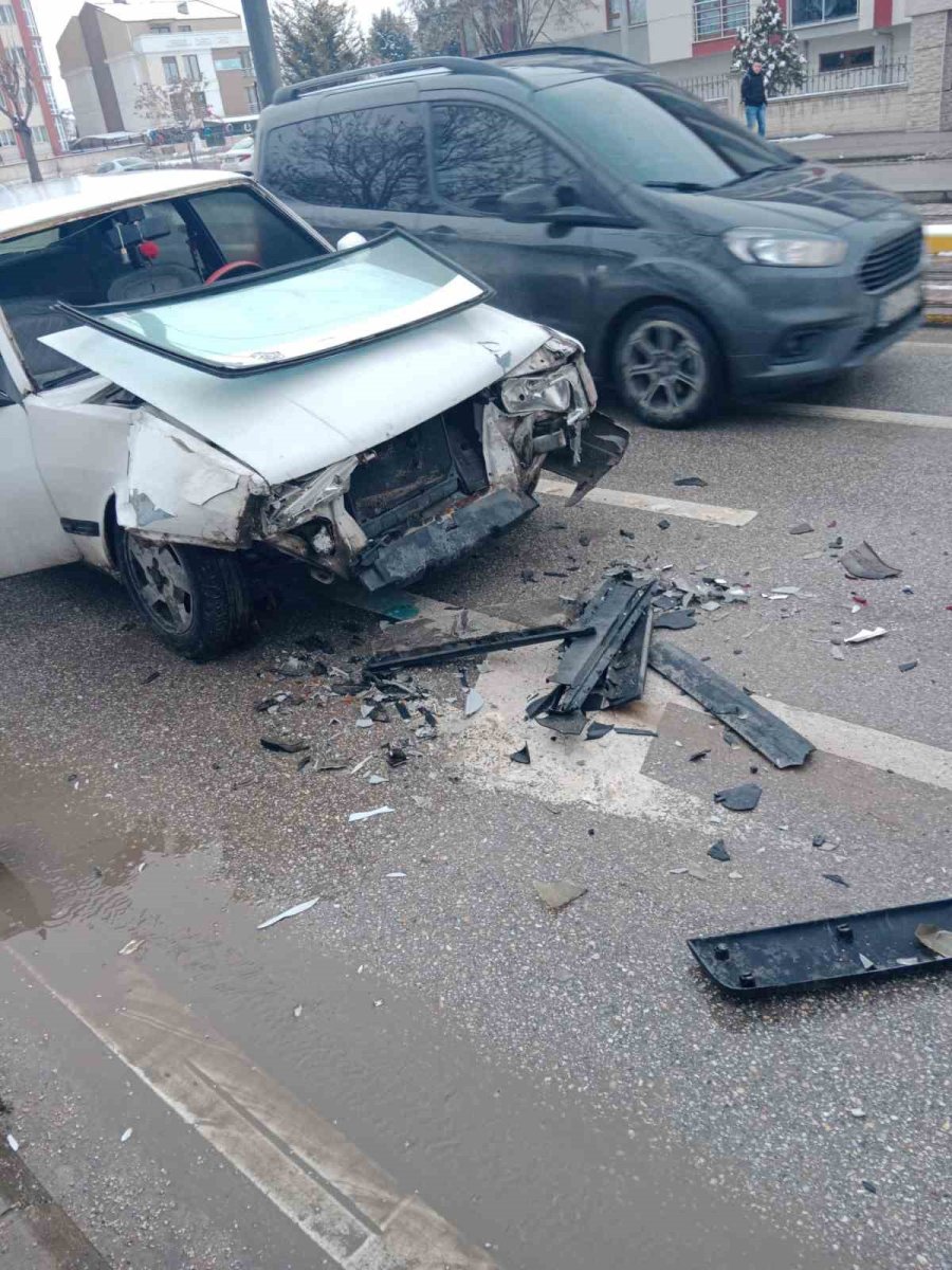 Duramayan Tofaş Marka Araç, Işıklarda Bekleyen Otomobile Çarptı