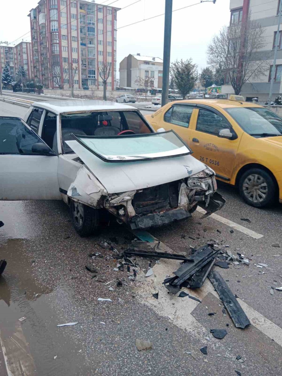 Duramayan Tofaş Marka Araç, Işıklarda Bekleyen Otomobile Çarptı