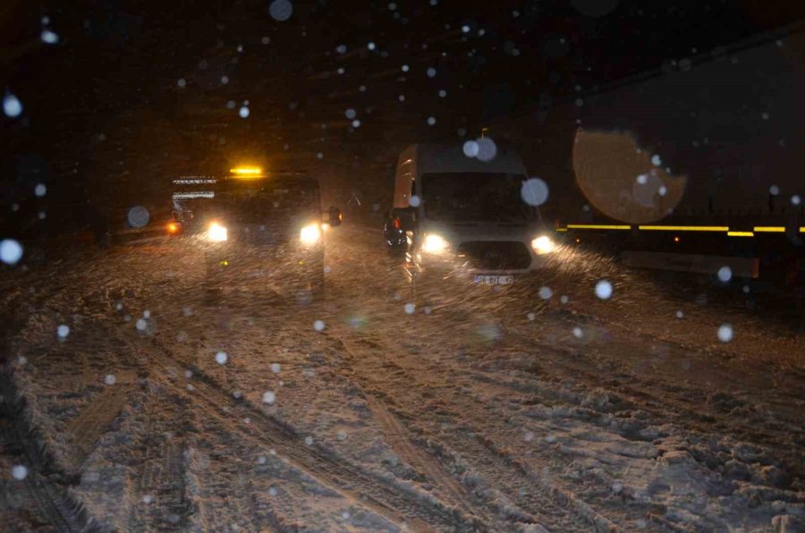 Yoğun Kar Yağışı İle Kapanan Antalya-konya Karayolu Tırlar Hariç Araç Trafiğine Açıldı