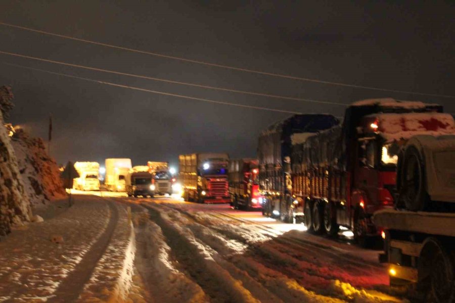 Yoğun Kar Yağışı İle Kapanan Antalya-konya Karayolu Tırlar Hariç Araç Trafiğine Açıldı