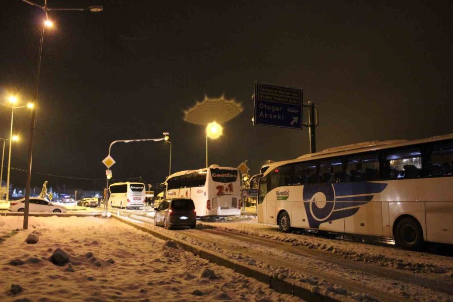 Yoğun Kar Yağışı İle Kapanan Antalya-konya Karayolu Tırlar Hariç Araç Trafiğine Açıldı
