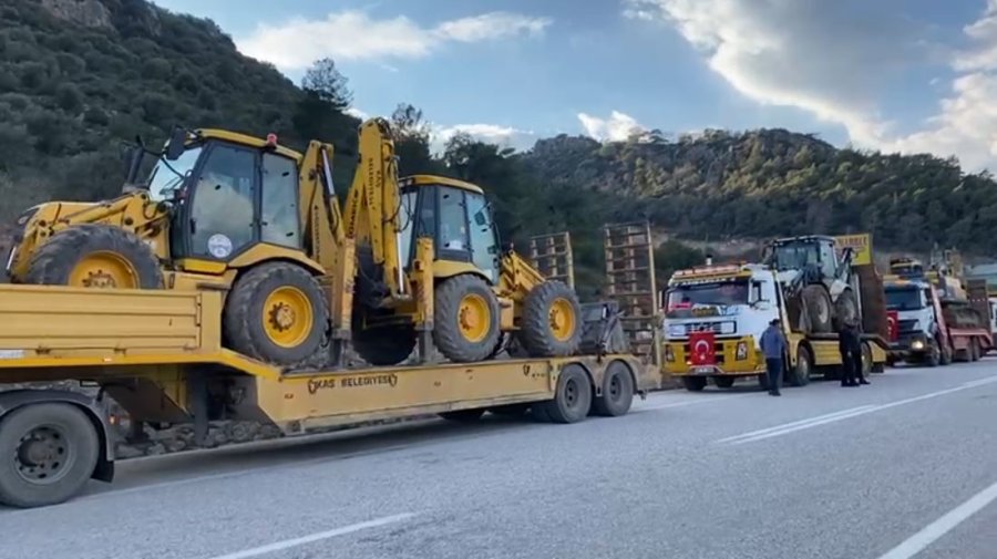 Kaş Belediyesi’nden Deprem Bölgesine İş Makinesi Ve Personel Yardımı