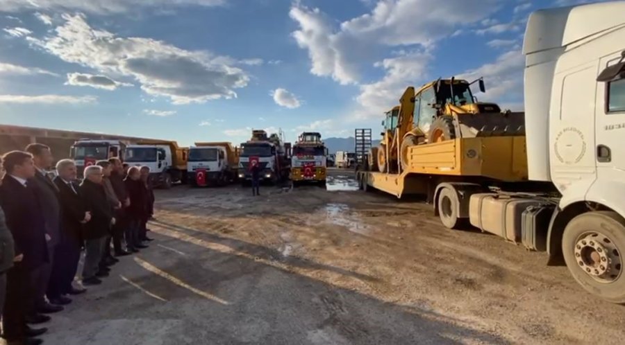 Kaş Belediyesi’nden Deprem Bölgesine İş Makinesi Ve Personel Yardımı