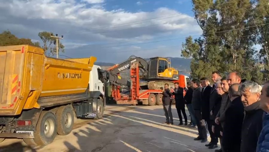 Kaş Belediyesi’nden Deprem Bölgesine İş Makinesi Ve Personel Yardımı