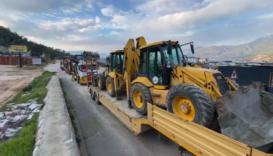 Kaş Belediyesi’nden Deprem Bölgesine İş Makinesi Ve Personel Yardımı