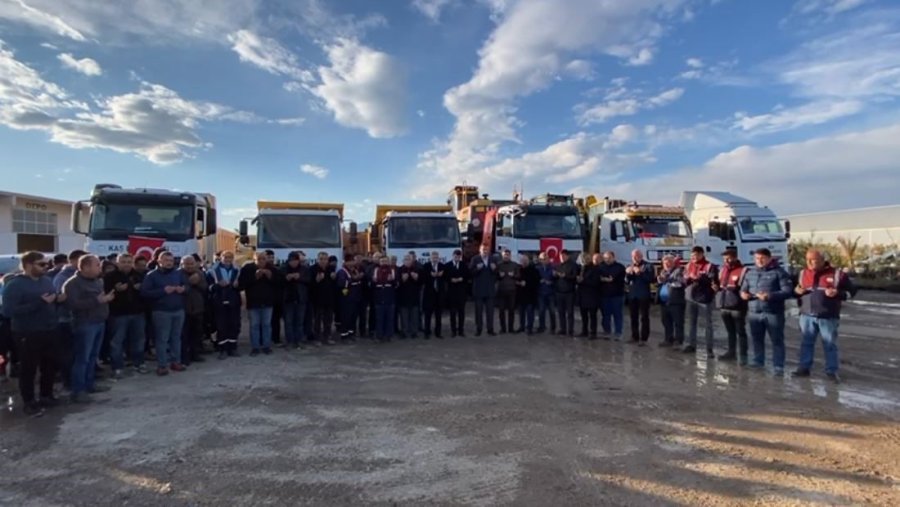 Kaş Belediyesi’nden Deprem Bölgesine İş Makinesi Ve Personel Yardımı