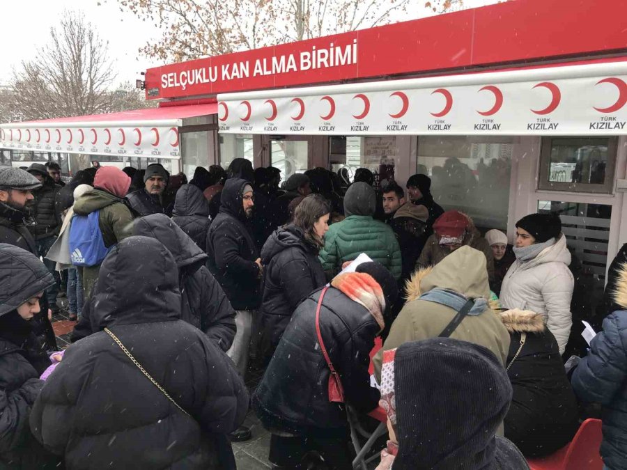 Konya’da Depremzedeler İçin Vatandaşlar Kan Merkezlerine Akın Etti