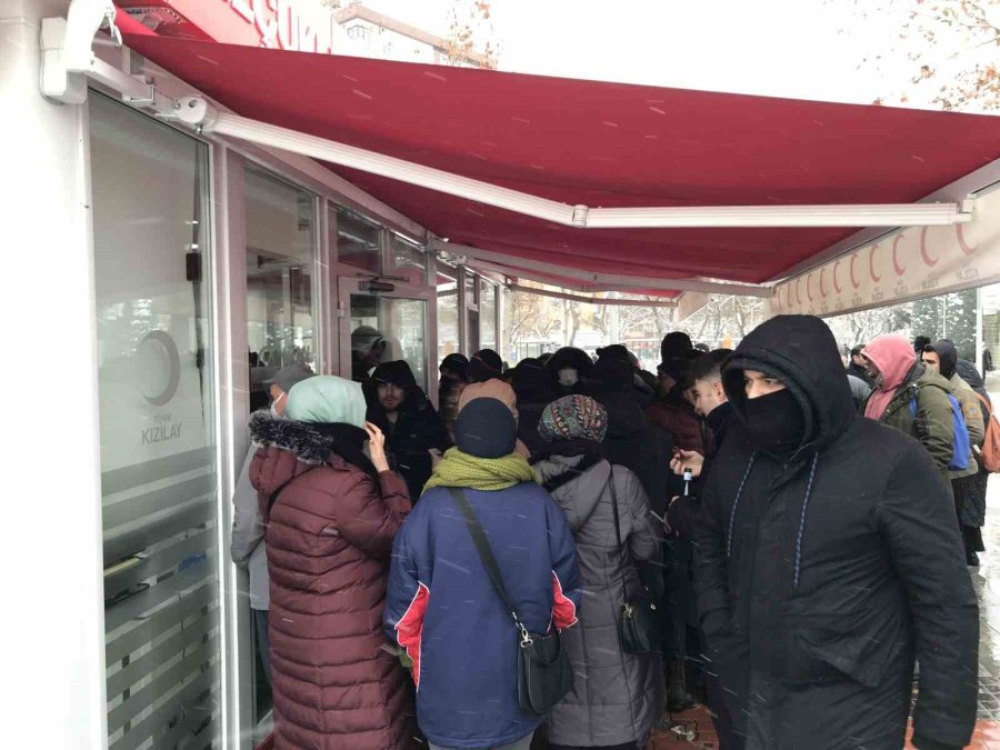 Konya’da Depremzedeler İçin Vatandaşlar Kan Merkezlerine Akın Etti