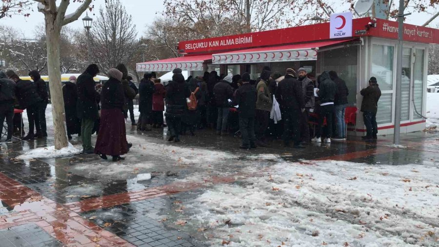 Konya’da Depremzedeler İçin Vatandaşlar Kan Merkezlerine Akın Etti