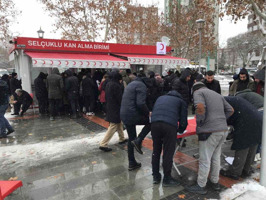 Konya’da Depremzedeler İçin Vatandaşlar Kan Merkezlerine Akın Etti