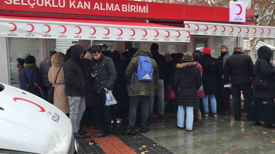Konya’da Depremzedeler İçin Vatandaşlar Kan Merkezlerine Akın Etti