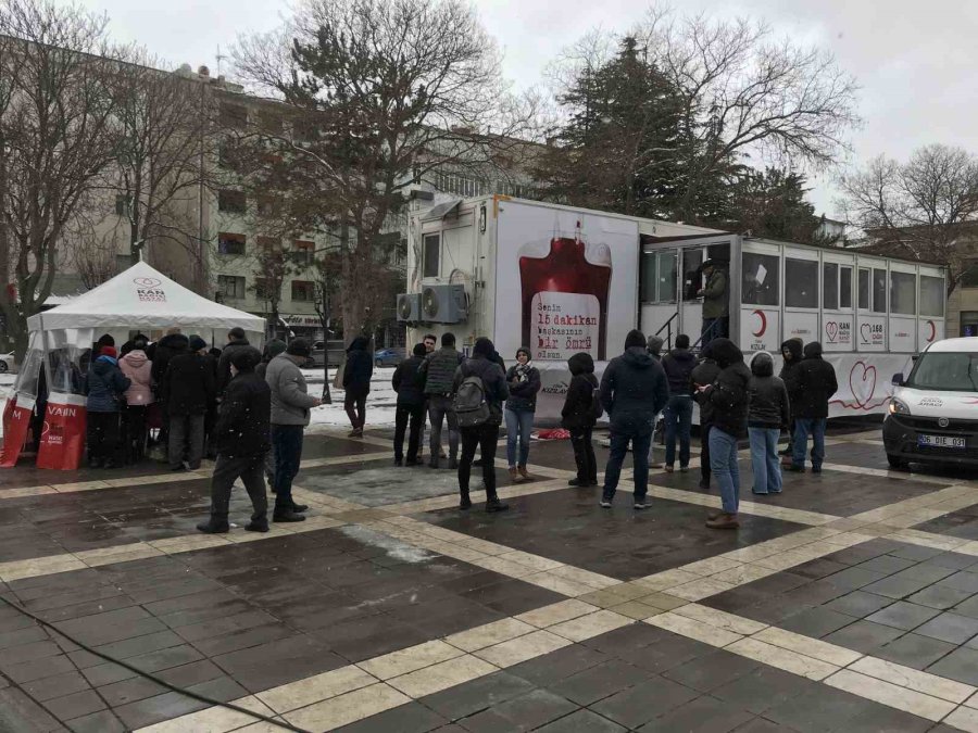 Soğuk Havaya Rağmen Kan Bağışı Kuyruğu Devam Ediyor
