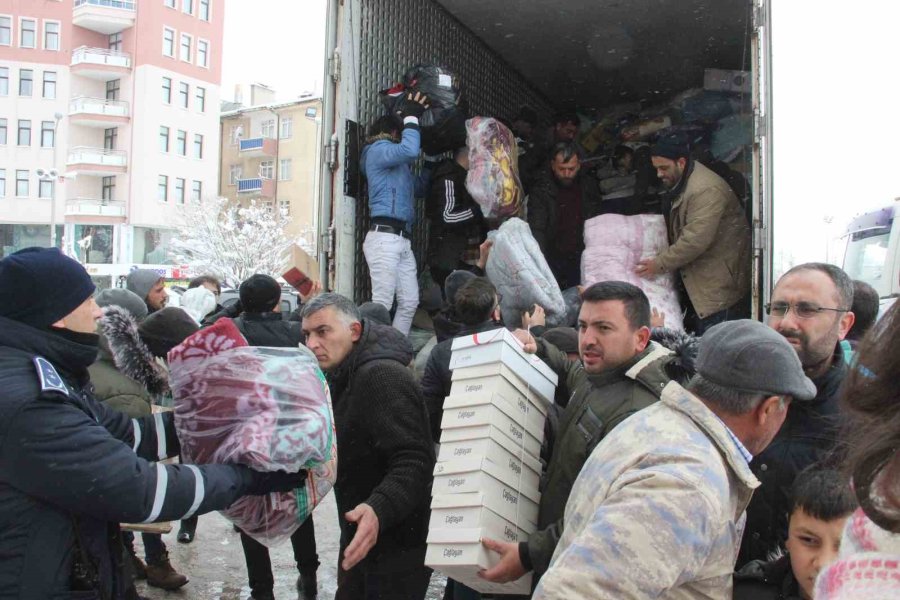 Karaman’da Vatandaşlar Depremzedeler İçin Seferber Oldu