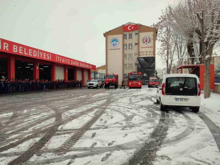 Başkan Büyükkılıç: “25 Araç Ve 34 Personel, Deprem Bölgesine Yola Çıktı”