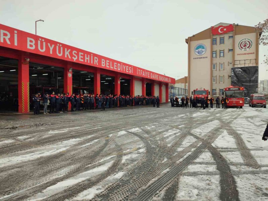 Başkan Büyükkılıç: “25 Araç Ve 34 Personel, Deprem Bölgesine Yola Çıktı”