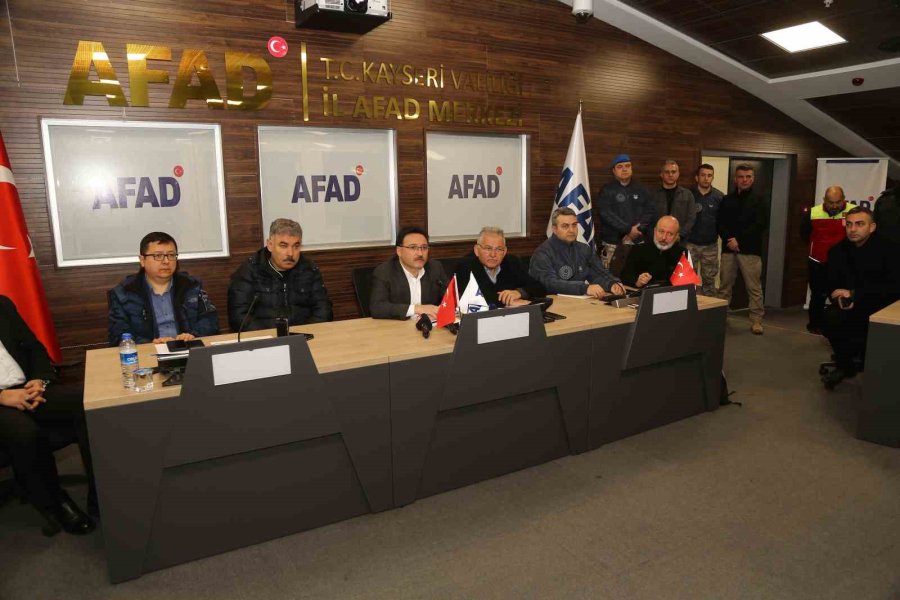 Vali Çiçek Ve Başkan Büyükkılıç’tan Deprem Yardımlarına İlişkin Açıklama