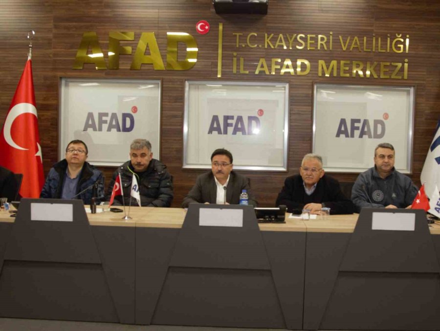 Vali Çiçek Ve Başkan Büyükkılıç’tan Deprem Yardımlarına İlişkin Açıklama