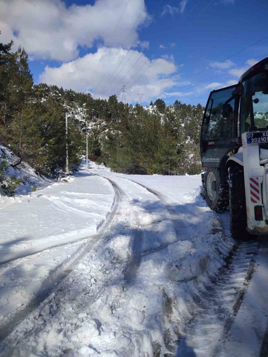 Kemer’in Yüksek Kesimlerinde Kar Etkili Oldu