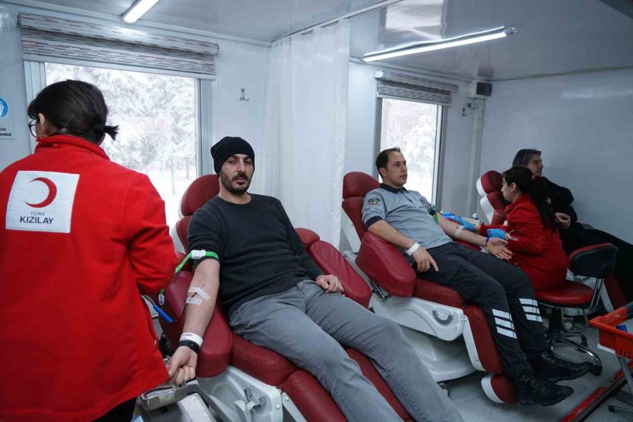 Konya Büyükşehir Personeli Deprem Bölgesi İçin Kan Bağışında Bulunuyor
