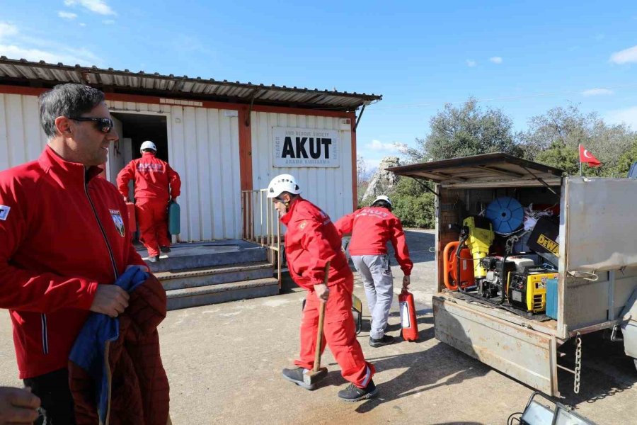 Akdeniz Üniversitesi Deprem Bölgesine Merhem Olmaya Çalışıyor