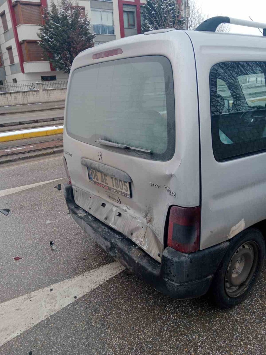 Duramayan Tofaş Marka Araç, Işıklarda Bekleyen Otomobile Çarptı