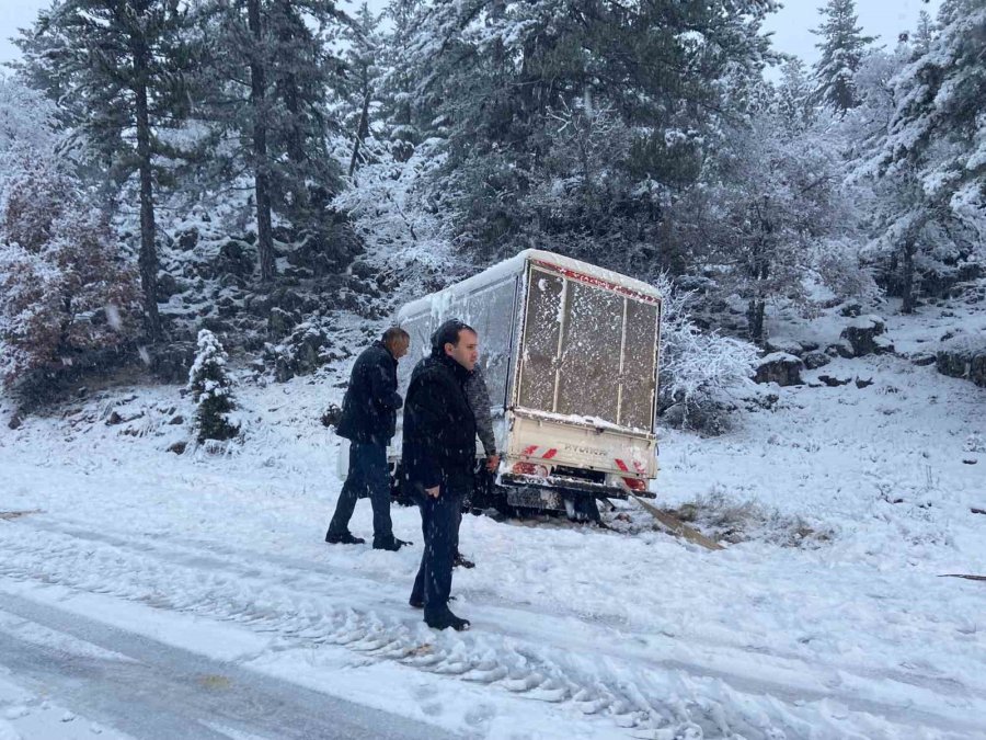 Yoğun Kar Yağışı İle Kapanan Antalya-konya Karayolu Tırlar Hariç Araç Trafiğine Açıldı