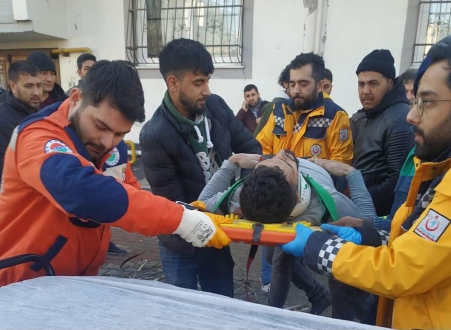 Kepez’in Arama Kurtarma Ekibi, 30 Saat Sonra Bir Aileyi Kurtardı