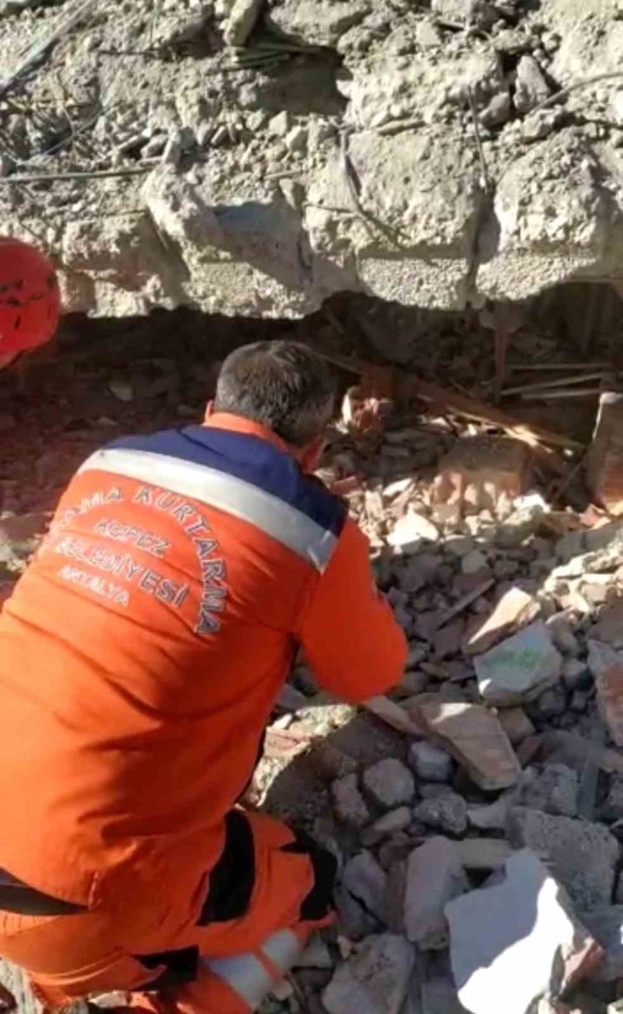 Kepez’in Arama Kurtarma Ekibi, 30 Saat Sonra Bir Aileyi Kurtardı