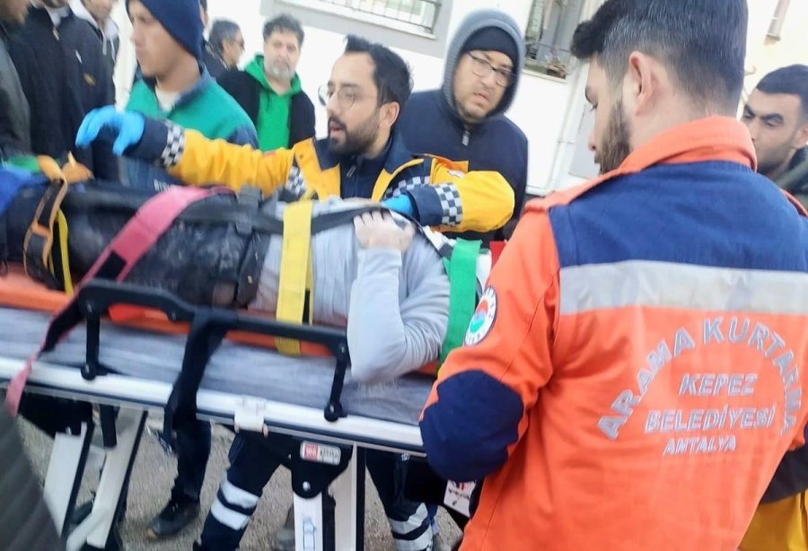 Kepez’in Arama Kurtarma Ekibi, 30 Saat Sonra Bir Aileyi Kurtardı