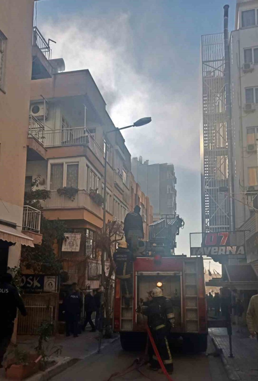 Antalya’da Sokağı Dumana Boğan Yangın