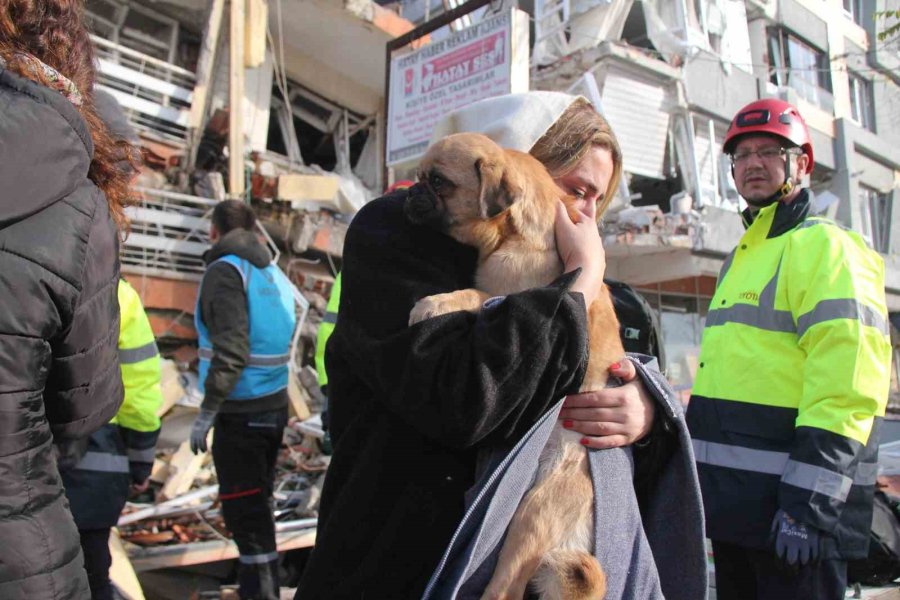 6 Katlı Bina Enkazından Sağ Çıktı, Depremzede Kadın Sahiplendi