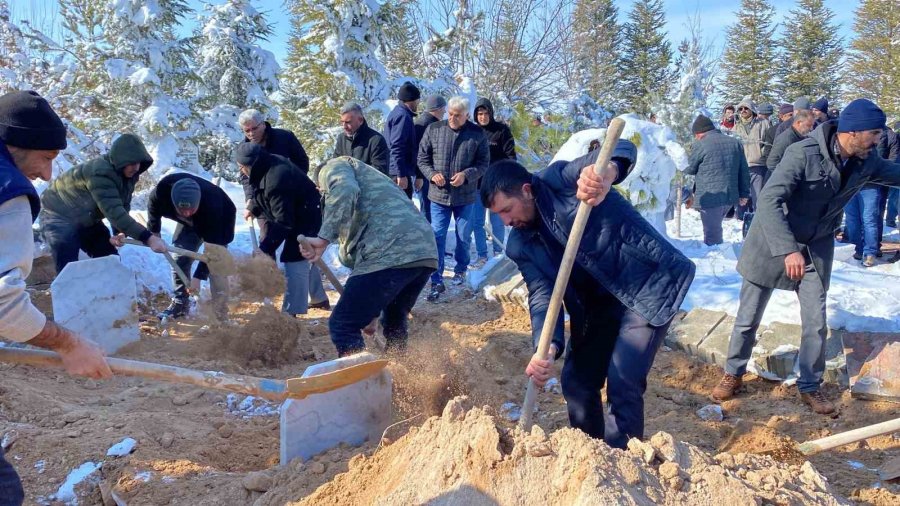 Depremde Hayatını Kaybeden Genç Öğretmen Aksaray’da Toprağa Verildi
