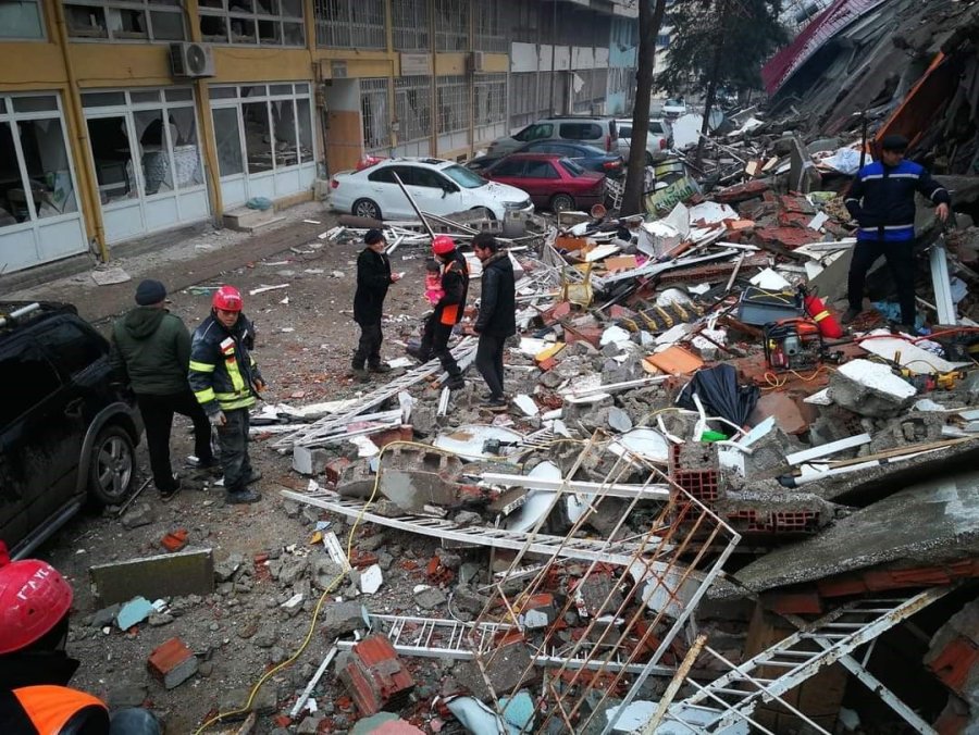 Kayseri İtfaiyesi Enkaz Altından 18 Kişiyi Sağ Olarak Çıkardı