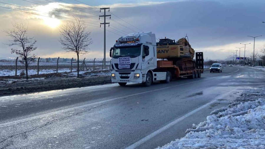 Geçiş Güzergahı Konya’da Yardım Tırı Yoğunluğu