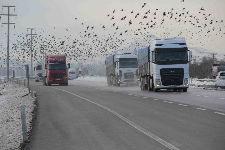Geçiş Güzergahı Konya’da Yardım Tırı Yoğunluğu