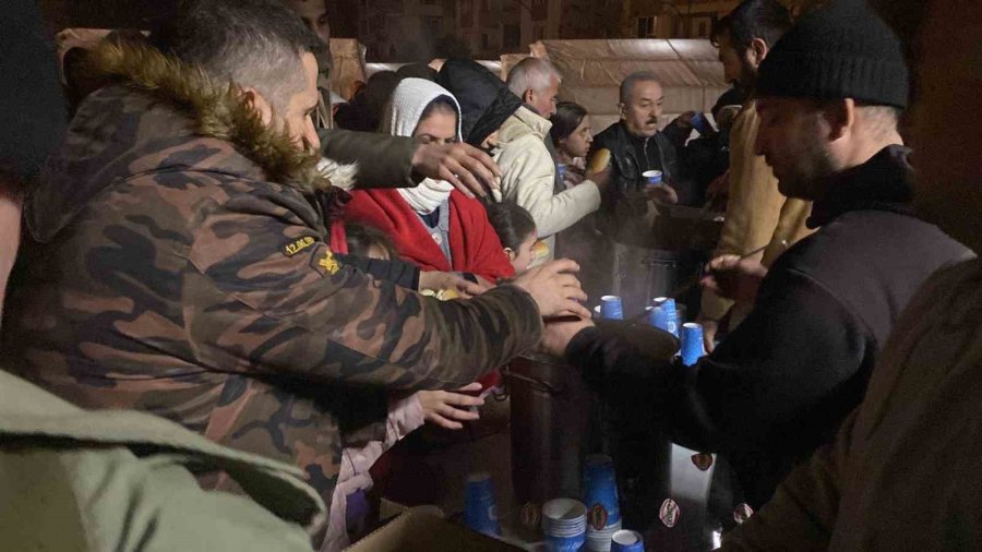 Antalya Büyükşehir Belediyesi Hatay’da Çadır Kent Kurdu