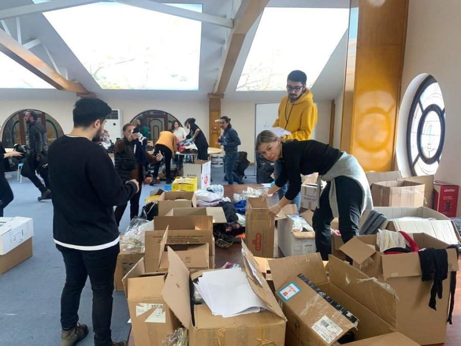 Eskişehirli Gönüllüler Depremzedeler İçin Omuz Omuza Verdi