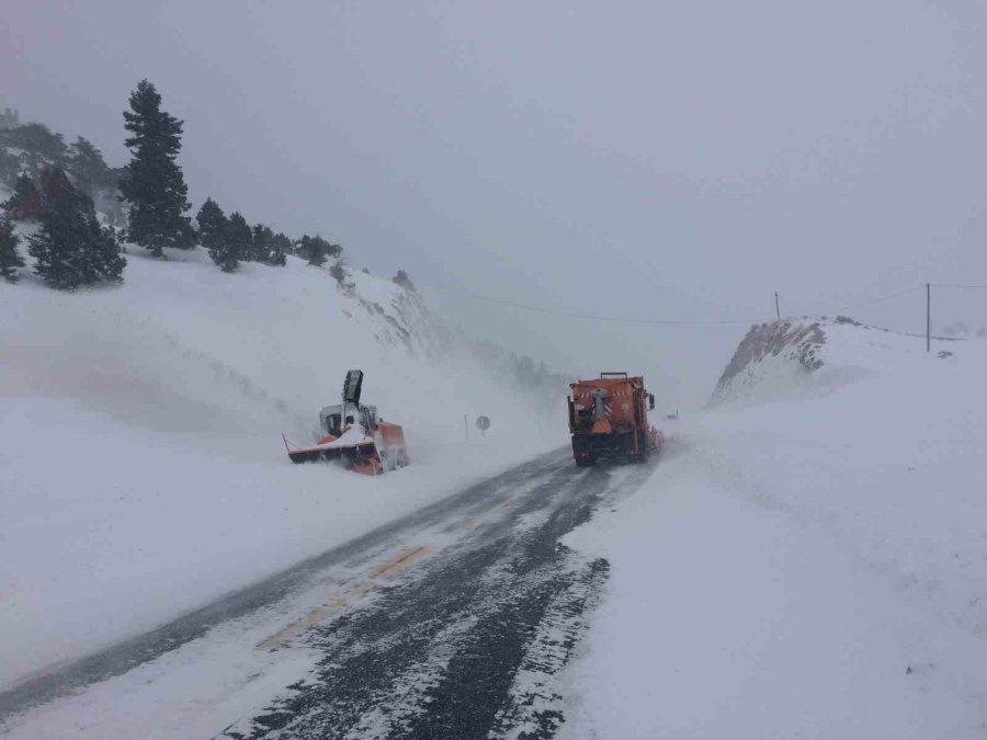 Tipi Nedeniyle Kapanan Antalya-konya Kara Yolu Tırlar Hariç Araç Trafiğine Açıldı