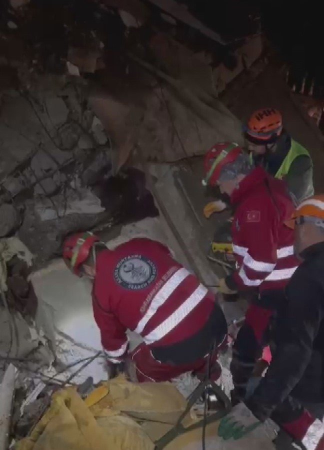 Kahramankazan Belediyesi, Deprem Bölgesinde Enkaz Çalışmalarına Yardım Ediyor